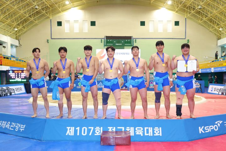 [서울=뉴시스] 경남선발, 제107회 전국체육대회 씨름 남자 대학부 단체전 우승. (사진=대한씨름협회 제공) *재판매 및 DB 금지