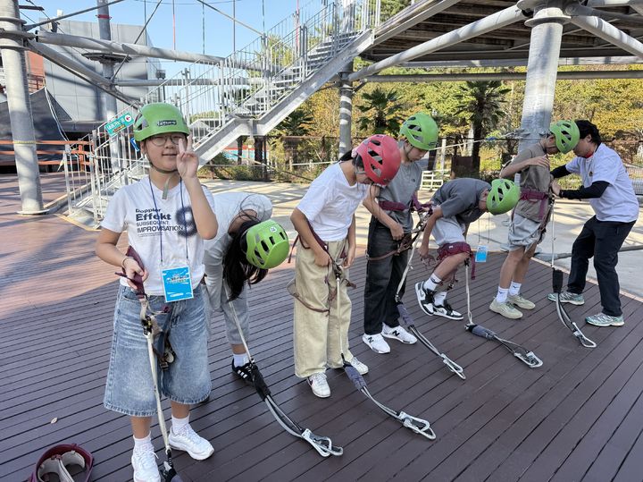 [통영=뉴시스] 신정철 기자= 대한민국 대표 해양도시인 경남 통영시와 전남광주통합 여수시 청소년 80명이 지난 17일부터 통영에서 만나 이틀동안 역사와 문화를 체험하고 우정을 나누는 시간을 가졌다.사진은 양 도시 청소년들이 어드벤처타워 체험을 준비하고 있는 모습.(사진=통영시 제공).2026.10.19. photo@newsis.com *재판매 및 DB 금지
