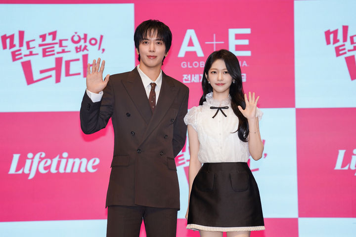 [서울=뉴시스] 19일 서울 구로구 더세인트에서 열린 라이프타임 새 토일드라마 '밑도 끝도 없이, 너다' 제작발표회에서 배우 정용화와 홍승희가 포즈를 취하고 있다. (사진=라이프타임 제공) 2026.10.19. photo@newsis.com *재판매 및 DB 금지