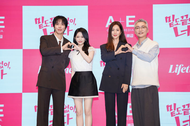 [서울=뉴시스] 19일 서울 구로구 더세인트에서 열린 라이프타임 새 토일드라마 '밑도 끝도 없이, 너다' 제작발표회에서 배우 정용화, 홍승희, 한채아, 조재윤이 포즈를 취하고 있다. (사진=라이프타임 제공) 2026.10.19. photo@newsis.com *재판매 및 DB 금지