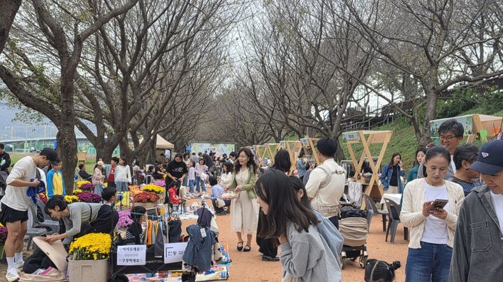 [밀양=뉴시스] 안지율 기자 = 책 축제 다독다독 밀양 행사장을 찾은 시민과 어린이들이 나눔장터와 체험 부스를 둘러보고 있다. (사진=밀양시 제공) 2026.10.19. photo@newsis.com *재판매 및 DB 금지