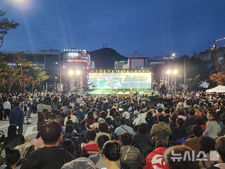[의정부=뉴시스] 송주현 기자 = 지난 17일 경기 의정부시 경기도 북부청사 앞에서 개최된 '2026의정부상생페스타'.2026.10.17 atia@newsis.com 