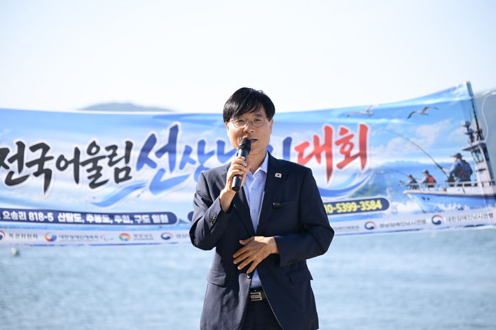[거제=뉴시스] 신정철 기자= 경남 거제시 거제만 바다 위에서 장애인 및 비장애인 60명이 참가한 전국어울림 선상낚시대회가 지난 17일 개최됐다.사진은 변광용 거제시장의 축사 모습.(사진=거제시 제공).2026.10.19. photo@newsis.com *재판매 및 DB 금지