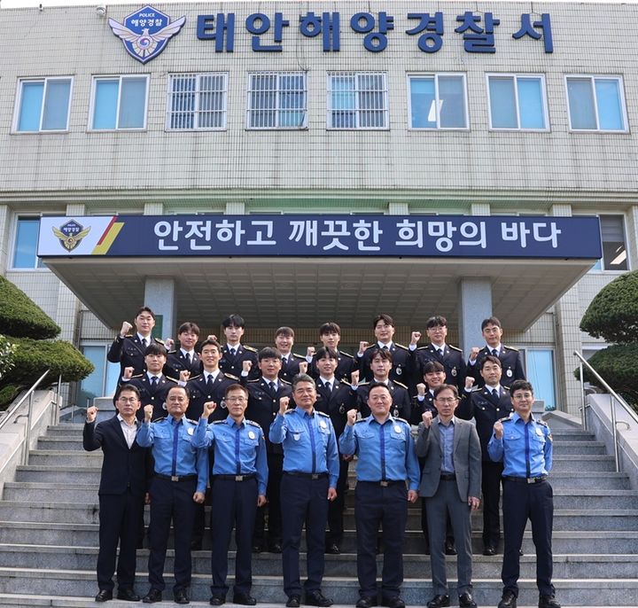 [태안=뉴시스] 태안해양경찰서 직원들이 19일 본서 앞에서 신임 경찰관 환영식 기념 사진을 찍고 있다. (사진=태안해양경찰서 제공) 2026.10.19. photo@newsis.com *재판매 및 DB 금지