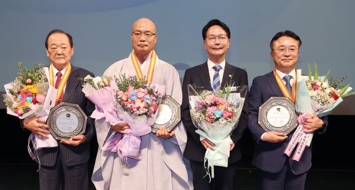 [고창=뉴시스] 2026년 고창군민의 장 수상자들이 기념사진을 찍고 있다. 왼쪽부터 김양기씨, 경우스님, 심덕섭 군수, 김우중씨. *재판매 및 DB 금지