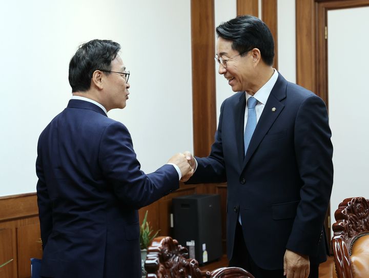 [세종=뉴시스] 사진은 조정신 국회의장 예방하는 교육감들 모습. (사진=대한민국시도교육감협의회 제공) *재판매 및 DB 금지
