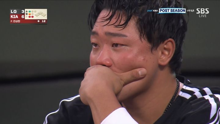 [서울=뉴시스] 18일 전남광주 기아챔피언스필드에서 열린 준플레이오프 2차전에서 눈물을 흘리는 LG 트윈스 이재원. (사진 = 티빙 중계화면 캡처) *재판매 및 DB 금지