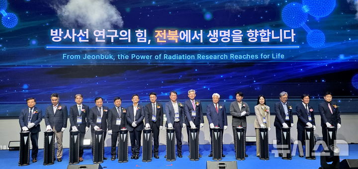[정읍=뉴시스] 김종효 기자 = 19일 정읍 JB금융그룹 아우름캠퍼스에서 열린 '2026 전북 바이오 얼라이언스 포럼', 참석한 내빈들이 전북의 바이오 얼라이언스를 선포하고 있다. 2026.10.19. kjh6685@newsis.com