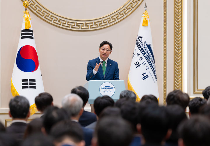 [서울=뉴시스] 조성봉 기자 = 임광현 신임 비서실장이 19일 청와대에서 직원과의 대화를 하고 있다.(사진=청와대 제공) 2026.10.15. photo@newsis.com *재판매 및 DB 금지