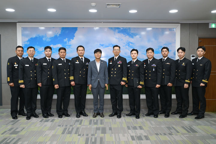 [거제=뉴시스] 신정철 기자= 경남 거제시는 19일, 해군과의 협력관계를 다지고 상호교류 활성화를 위해 강화도함과 이억기함 함장을 초청하여 간담회를 개최했다.사진은 변광용 시장과 해군 간담회 기념사진 모습.(사진=거제시 제공).2026.10.19. photo@newsis.com *재판매 및 DB 금지