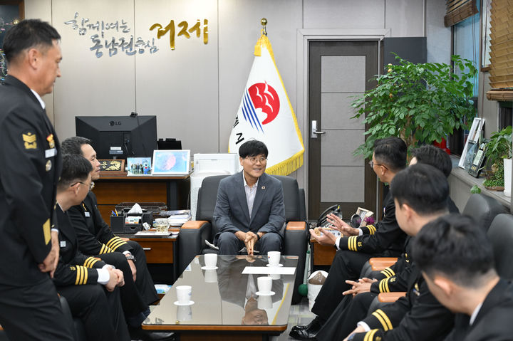 [거제=뉴시스] 신정철 기자= 경남 거제시는 19일, 해군과의 협력관계를 다지고 상호교류 활성화를 위해 강화도함과 이억기함 함장을 초청하여 간담회를 개최했다.사진은 거제시장실에서 가진 간담회 모습.(사진=거제시 제공).2026.10.19. photo@newsis.com *재판매 및 DB 금지