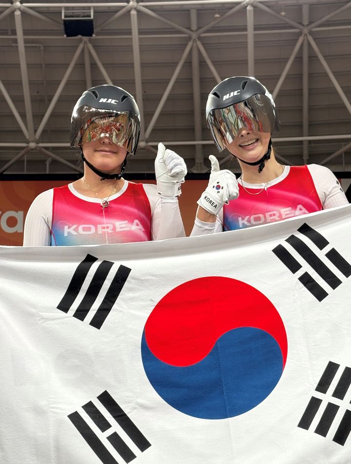 [서울=뉴시스] 박현미(오른쪽)-김채연 조, 2026 아이치·나고야 장애인아시안게임 사이클 트랙 여자 4000m 개인추발(스포츠등급 B) 우승. (사진=대한장애인체육회 제공) 