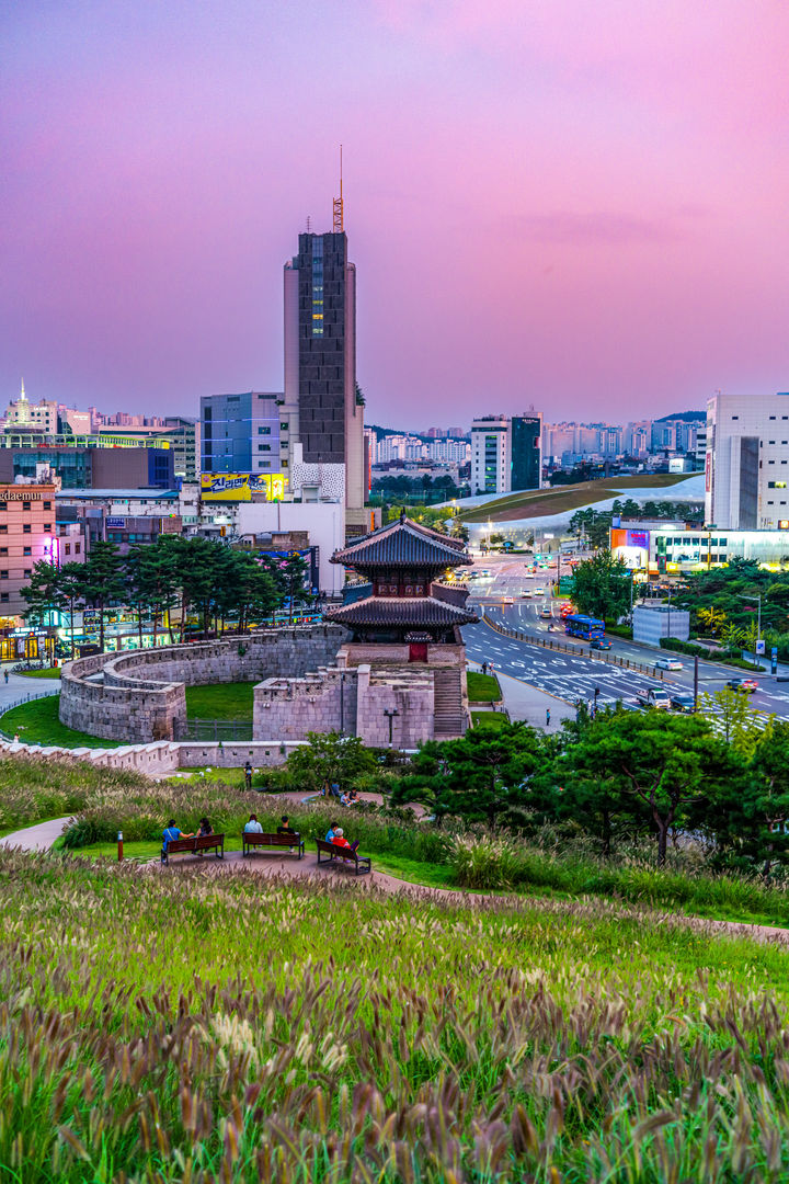 서울 종로구 ‘흥인지문공원’에서 내려다본 ‘흥인지문’ 일대의 해 질 녘 풍경.( 사진=서울관광재단) *재판매 및 DB 금지
