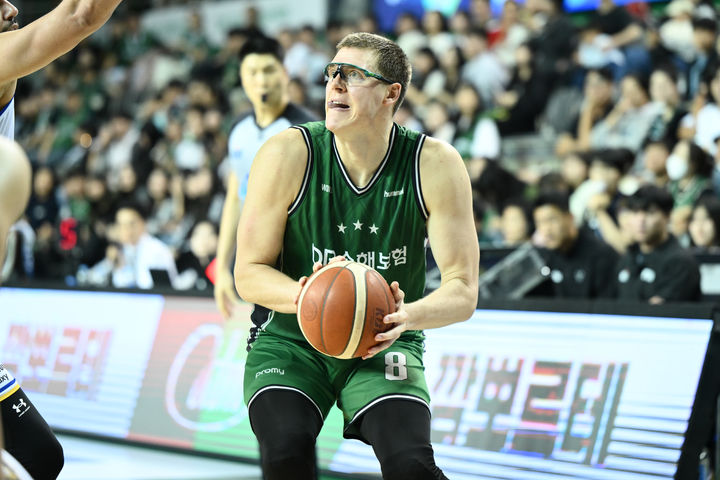[서울=뉴시스] 프로농구 원주 DB의 헨리 엘런슨. (사진=KBL 제공) 