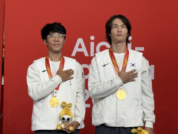 [서울=뉴시스] 김정빈(오른쪽)-윤중헌 조, 2026 아이치·나고야 장애인아시안게임 사이클 트랙 남자 4000m 개인추발(스포츠등급 B) 우승. (사진=대한장애인체육회 제공)