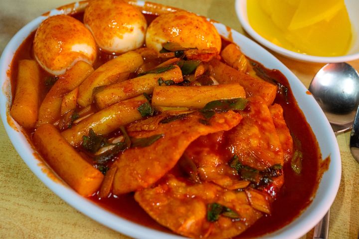 ‘잉꼬네떡볶이’의 떡볶이. 납작만두가 보인다. (사진=서울관광재단) *재판매 및 DB 금지