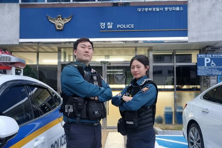 [대구=뉴시스] 대구 중부경찰서 중앙파출소 최성렬 경위와 황보정 순경. (사진=대구경찰청 제공) 2026.10.20. photo@newsis.com *재판매 및 DB 금지