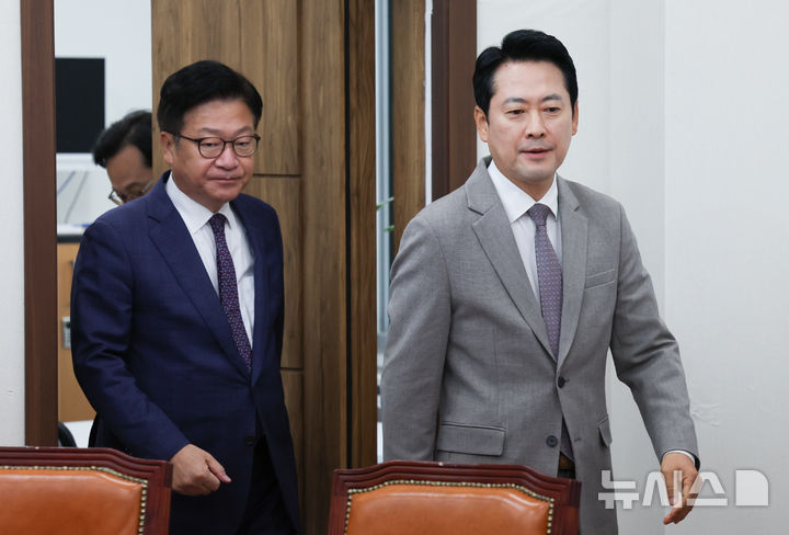 [서울=뉴시스] 김근수 기자 = 장동혁 국민의힘 대표와 정점식 원내대표가 19일 오전 서울 여의도 국회에서 열린 최고위원회의에 참석하고 있다. 2026.10.19. ks@newsis.com