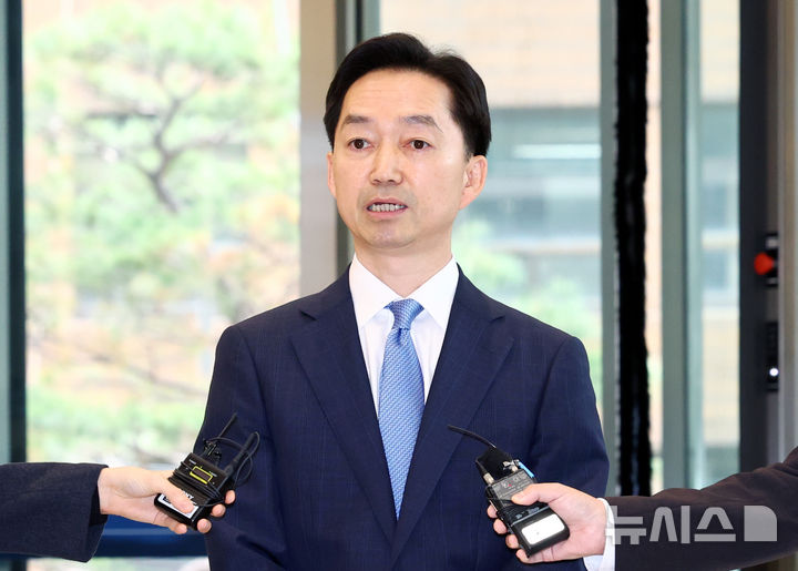 [서울=뉴시스] 전신 기자 = 김지용 초대 중대범죄수사청장이 19일 서울 중구 중수청으로 출근하며 도어스테핑을 하고 있다. 2026.10.19. photo1006@newsis.com