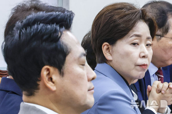 [서울=뉴시스] 정병혁 기자 = 양향자 국민의힘 최고위원이 19일 서울 여의도 국회에서 열린 최고위원회의에서 장동혁 대표를 바라보고 있다. 2026.10.19. jhope@newsis.com