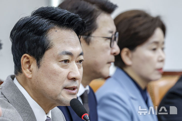 [서울=뉴시스] 정병혁 기자 = 장동혁 국민의힘 대표가 19일 서울 여의도 국회에서 열린 최고위원회의에서 발언하고 있다. 2026.10.19. jhope@newsis.com