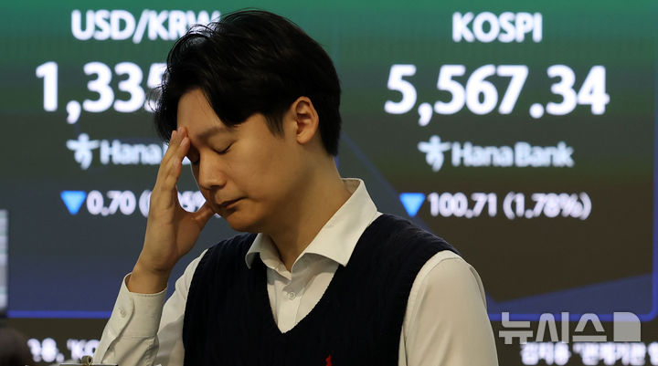 [서울=뉴시스] 이영환 기자 = 코스피가 179.64포인트(3.17%) 내린 5488.41에 출발한 19일 오전 서울 중구 하나은행 딜링룸 전광판에 지수가 표시되고 있다.이날 코스닥은 21.72포인트(2.73%)내린 773.06에 출발했다. 2026.10.19. 20hwan@newsis.com