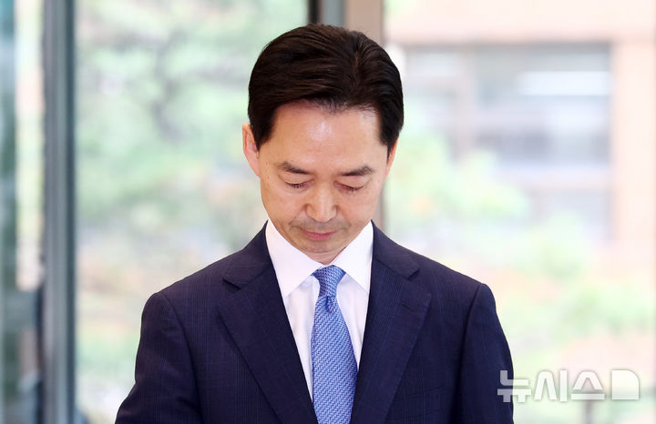 [서울=뉴시스] 전신 기자 = 김지용 초대 중대범죄수사청장이 19일 서울 중구 중수청으로 출근하고 있다. 2026.10.19. photo1006@newsis.com