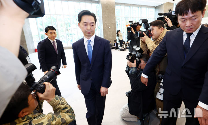 [서울=뉴시스] 전신 기자 = 김지용 초대 중대범죄수사청장이 19일 서울 중구 중수청으로 출근하고 있다. 2026.10.19. photo1006@newsis.com