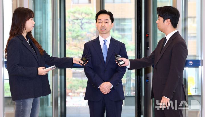 [서울=뉴시스] 전신 기자 = 김지용 초대 중대범죄수사청장이 19일 서울 중구 중수청으로 출근하며 도어스테핑을 하고 있다. 2026.10.19. photo1006@newsis.com