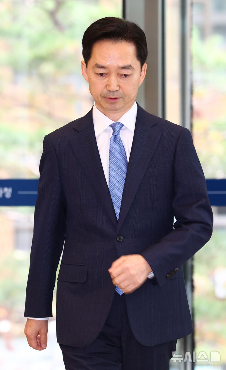 [서울=뉴시스] 전신 기자 = 김지용 초대 중대범죄수사청장이 19일 서울 중구 중수청으로 출근하고 있다. 2026.10.19. photo1006@newsis.com