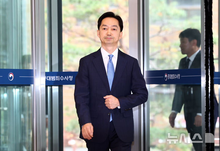 [서울=뉴시스] 전신 기자 = 김지용 초대 중대범죄수사청장이 19일 서울 중구 중수청으로 출근하고 있다. 2026.10.19. photo1006@newsis.com