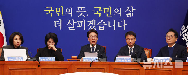 [서울=뉴시스] 고범준 기자 = 김민석 더불어민주당 대표가 19일 서울 여의도 국회에서 열린 최고위원회의에서 발언하고 있다. 2026.10.19. bjko@newsis.com