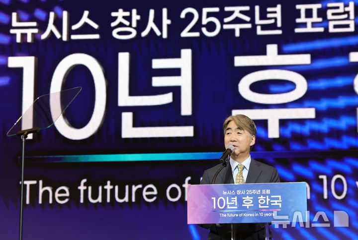 [서울=뉴시스] 홍효식 기자 = 염영남 뉴시스 대표이사가 19일 서울 중구 더그랜드롯데 서울에서 열린 뉴시스 창사 25주년 포럼 '10년 후 한국'에서 개회사를 하고 있다. 2026.10.19. yesphoto@newsis.com