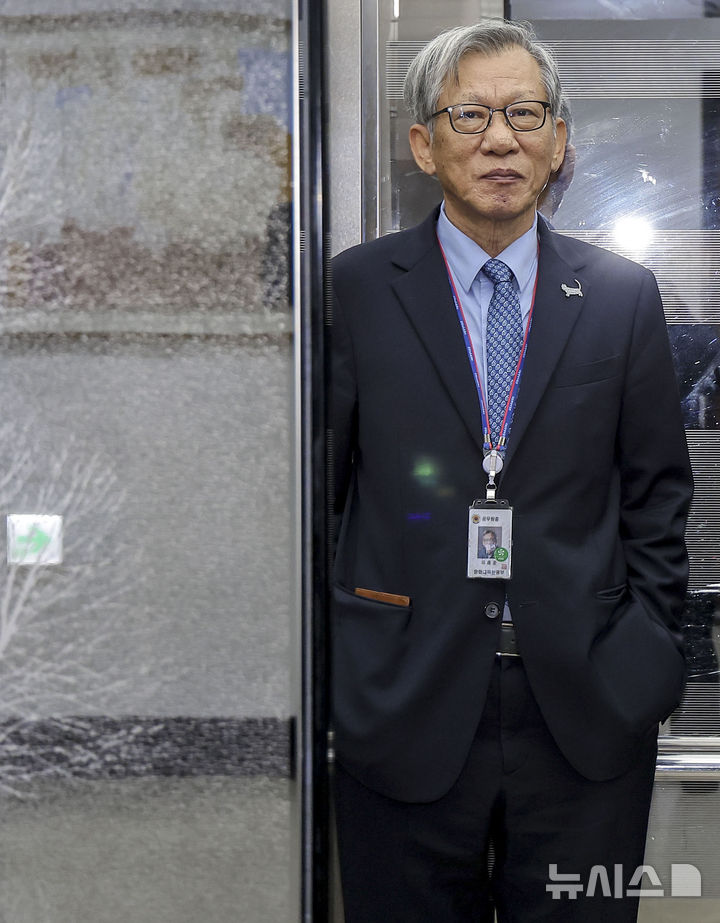 [서울=뉴시스] 정병혁 기자 = 유홍준 국립중앙박물관장이 19일 서울 여의도 국회에서 열린 문화체육관광위원회의 문화체육관광부 산하 공공기관 및 유관기관 국정감사에 출석하기 위해 이동하고 있다. 2026.10.19. jhope@newsis.com