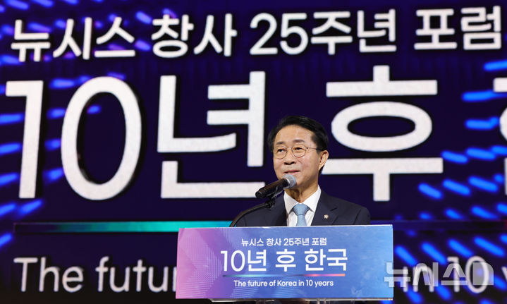 [서울=뉴시스] 홍효식 기자 = 조정식 국회의장이 19일 서울 중구 더그랜드롯데 서울에서 열린 뉴시스 창사 25주년 포럼 '10년 후 한국'에서 축사를 하고 있다. 2026.10.19. yesphoto@newsis.com
