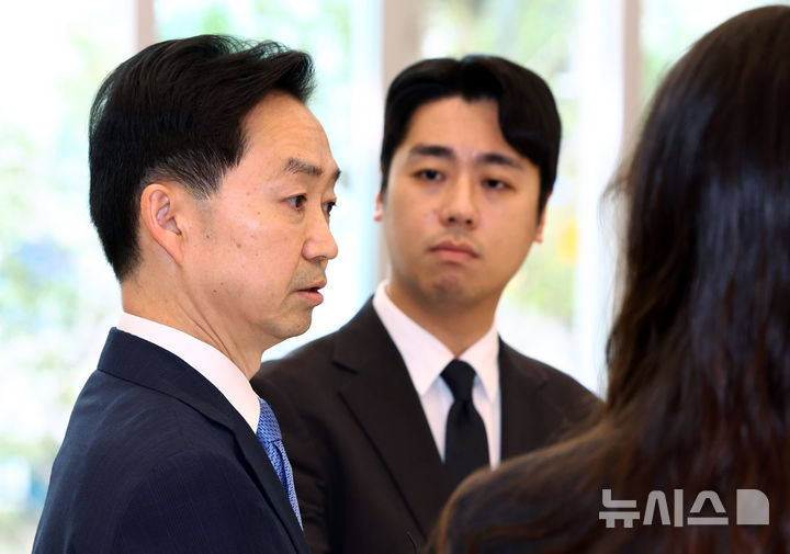 [서울=뉴시스] 전신 기자 = 김지용 초대 중대범죄수사청장이 19일 서울 중구 중수청으로 출근하며 도어스테핑을 하고 있다. 2026.10.19. photo1006@newsis.com