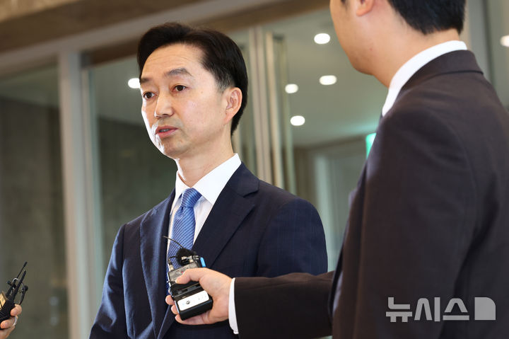 [서울=뉴시스] 전신 기자 = 김지용 초대 중대범죄수사청장이 지난 19일 서울 중구 중수청으로 출근하며 도어스테핑을 하고 있다. 2026.10.20. photo1006@newsis.com
