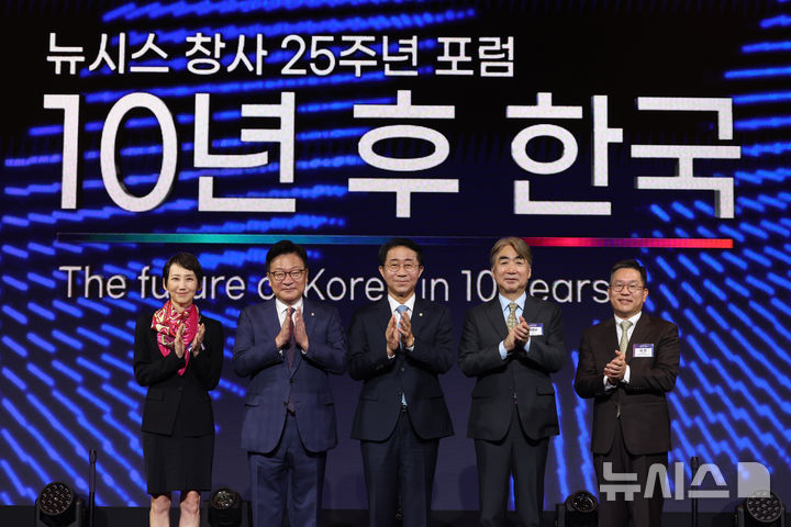 [서울=뉴시스] 고승민 기자 = 염영남 뉴시스 대표이사가 19일 서울 중구 더그랜드롯데 서울에서 열린 뉴시스 창사 25주년 포럼 '10년 후 한국'에서 조정식 국회의장 등 참석자들과 기념촬영을 하고 있다. 왼쪽부터 김지윤 연세대 동서문제연구소 객원교수, 정점식 국민의힘 원내대표, 조정식 의장, 염영남 대표이사, 이찬 서울대 첨단융합학부 산업인력개발학과 교수. 2026.10.19. kkssmm99@newsis.com