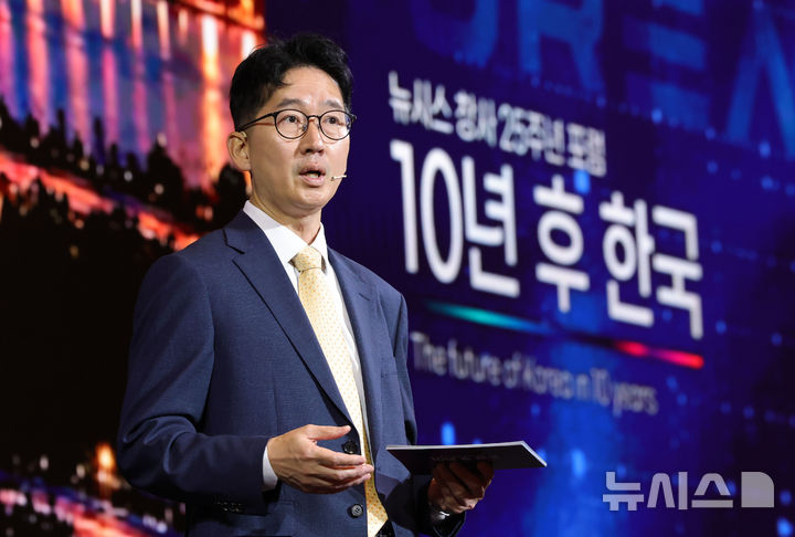 [서울=뉴시스] 홍효식 기자 = 이진우 뉴시스 편집국장이 19일 서울 중구 더그랜드롯데 서울에서 열린 뉴시스 창사 25주년 포럼 '10년 후 한국'에서 '기술의 미래에서 청년의 미래로'를 주제로 발표하고 있다. 2026.10.19. yesphoto@newsis.com