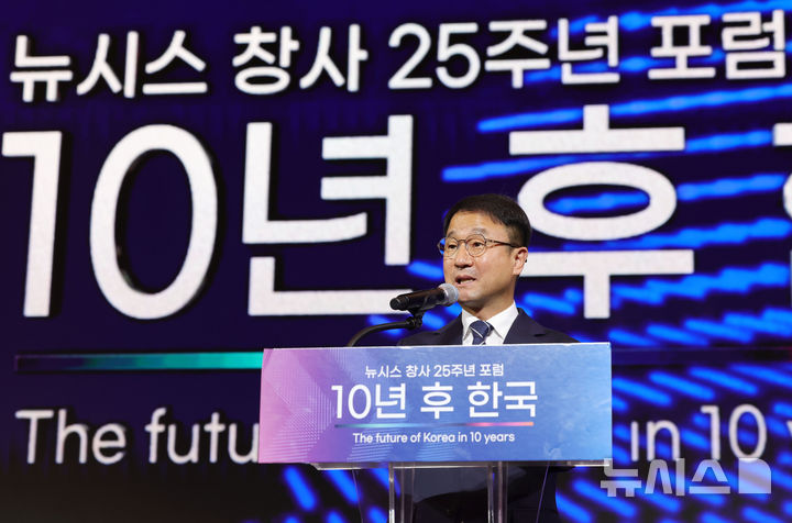 [서울=뉴시스] 홍효식 기자 = 한병도 더불어민주당 원내대표가 19일 서울 중구 더그랜드롯데 서울에서 열린 뉴시스 창사 25주년 포럼 '10년 후 한국'에서 축사를 하고 있다. 2026.10.19. yesphoto@newsis.com