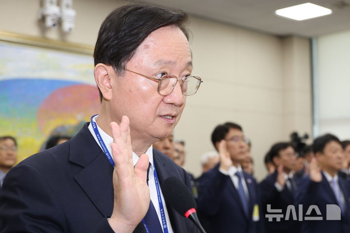 [서울=뉴시스] 최진석 기자 = 이찬진 금융감독원장이 19일 여의도 국회에서 열린 정무위원회의 금융감독원 등에 대한 국정감사에 출석해 증인선서를 하고 있다. 2026.10.19. myjs@newsis.com