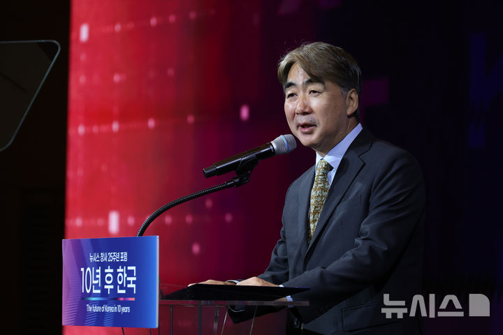[서울=뉴시스] 고승민 기자 = 염영남 뉴시스 대표이사가 19일 서울 중구 더그랜드롯데 서울에서 열린 뉴시스 창사 25주년 포럼 '10년 후 한국'에서 개회사를 하고 있다. 2026.10.19. kkssmm99@newsis.com