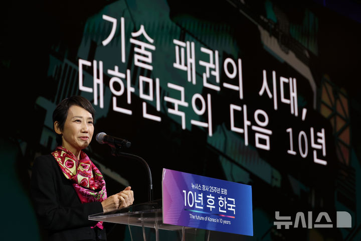 [서울=뉴시스] 고승민 기자 = 김지윤 연세대 동서문제연구소 객원교수가 19일 서울 중구 더그랜드롯데 서울에서 열린 뉴시스 창사 25주년 포럼 '10년 후 한국'에서 '기술패권의 시대, 대한민국의 다음 10년'을 주제로 발표하고 있다. 2026.10.19. kkssmm99@newsis.com