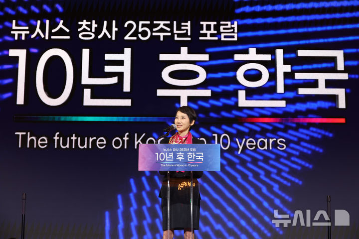 [서울=뉴시스] 고승민 기자 = 김지윤 연세대 동서문제연구소 객원교수가 19일 서울 중구 더그랜드롯데 서울에서 열린 뉴시스 창사 25주년 포럼 '10년 후 한국'에서 '기술패권의 시대, 대한민국의 다음 10년'을 주제로 발표하고 있다. 2026.10.19. kkssmm99@newsis.com