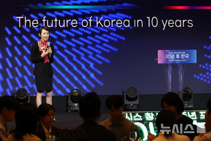 [서울=뉴시스] 고승민 기자 = 김지윤 연세대 동서문제연구소 객원교수가 19일 서울 중구 더그랜드롯데 서울에서 열린 뉴시스 창사 25주년 포럼 '10년 후 한국'에서 '기술패권의 시대, 대한민국의 다음 10년'을 주제로 발표하고 있다. 2026.10.19. kkssmm99@newsis.com