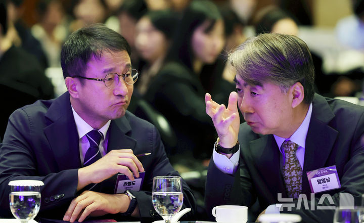 [서울=뉴시스] 홍효식 기자 = 염영남(오른쪽) 뉴시스 대표이사와 한병도 더불어민주당 원내대표가 19일 서울 중구 더그랜드롯데 서울에서 열린 뉴시스 창사 25주년 포럼 '10년 후 한국'에서 대화하고 있다. 2026.10.19. yesphoto@newsis.com