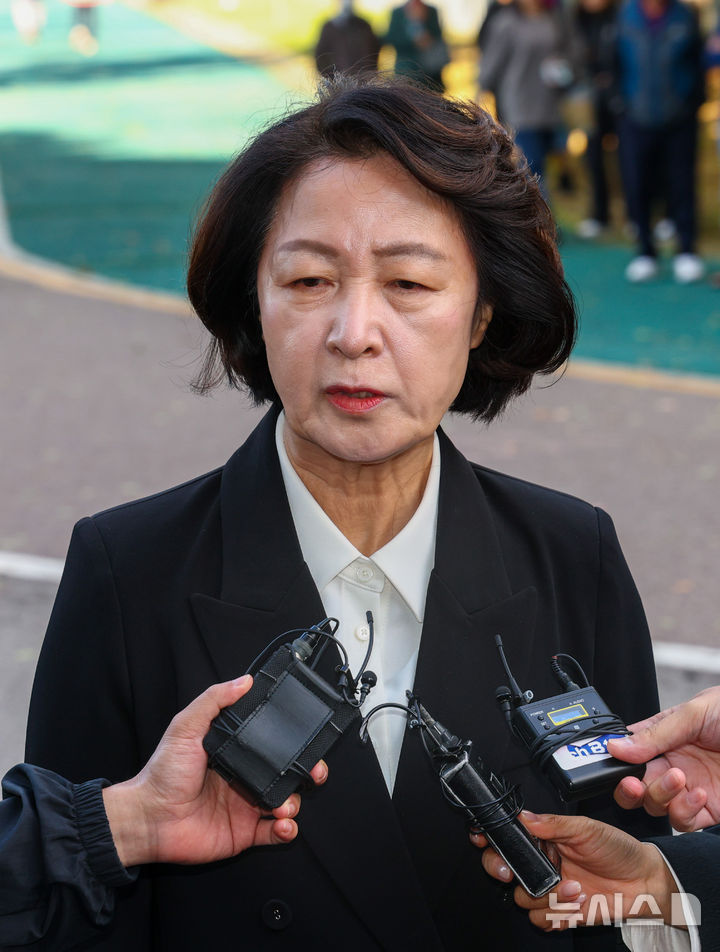 [부천=뉴시스] 전진환 기자 = 경기도 부천 공장 화재 진압 과정에서 순직한 김진석 소방위의 영결식이 엄수된 19일 추미애 경기도지사가 경기도 부천시 원미구 부천체육관 앞에서 취재진 질문에 답하고 있다. (공동취재) 2026.10.19. photo@newsis.com