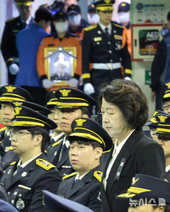 [부천=뉴시스] 전진환 기자 = 추미애 경기도지사가 19일 부천 원미구 부천체육관에 열린 '고(故) 김진석 소방위 영결식'에 참석하고 있다. (공동취재) 2026.10.19. photo@newsis.com