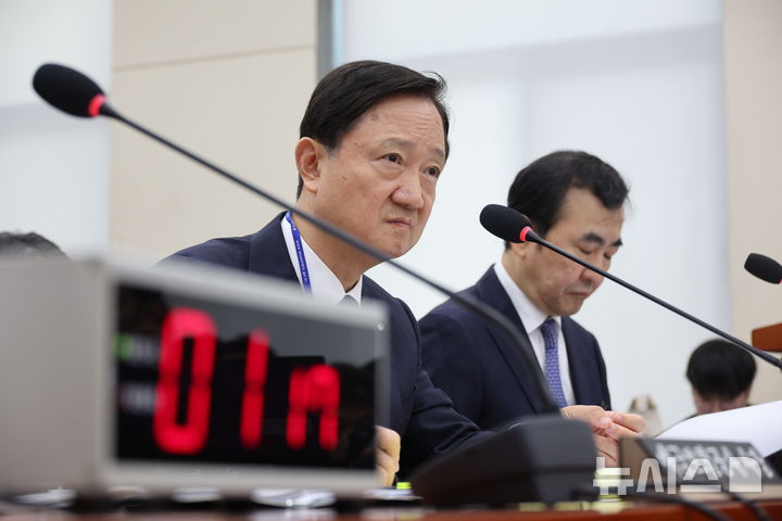 [서울=뉴시스] 최진석 기자 = 이찬진 금융감독원장이 19일 여의도 국회에서 열린 정무위원회의 금융감독원 등에 대한 국정감사에 출석해 의원의 ETF 관련 질의를 듣고 있다. 2026.10.19. myjs@newsis.com