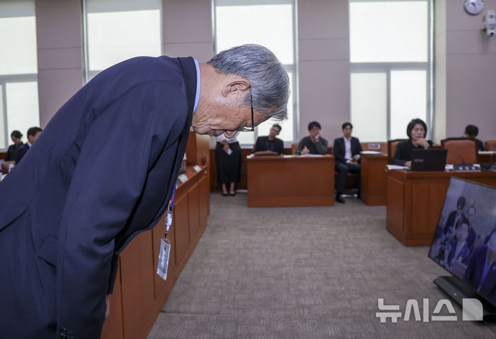[서울=뉴시스] 정병혁 기자 = 유홍준 국립중앙박물관장이 19일 서울 여의도 국회에서 열린 문화체육관광위원회의 문화체육관광부 산하 공공기관 및 유관기관 국정감사에서 ‘친일파 글씨 추천 논란’과 관련해 사과를 하고 있다. 2026.10.19. jhope@newsis.com